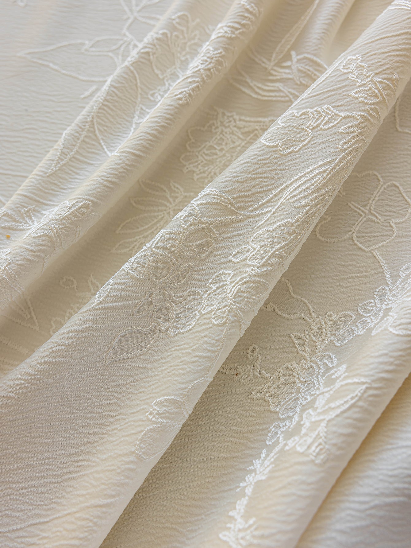 Chinoiserie Magnolia Bloom Jacquard Tablecloth with Tassels