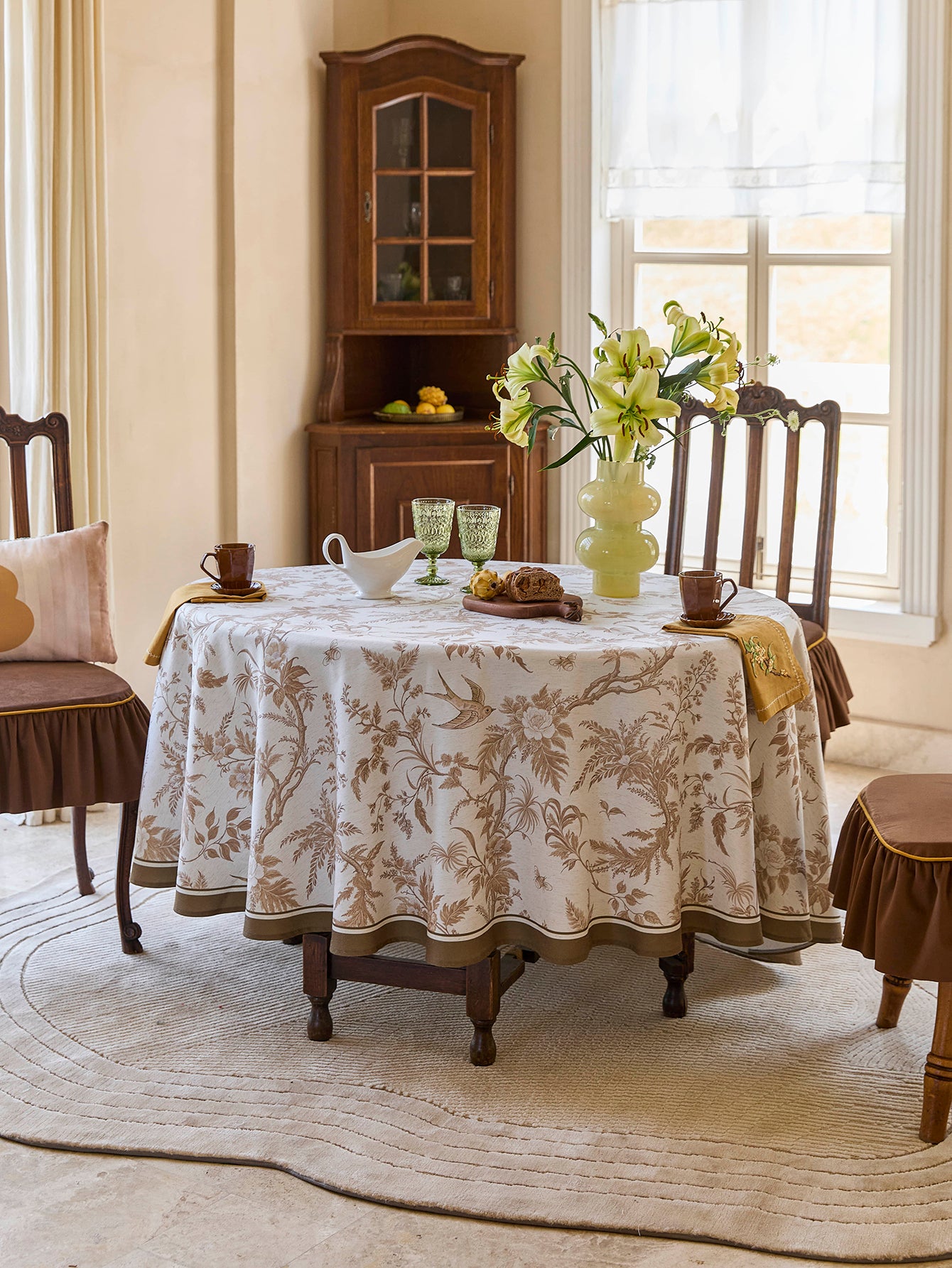 Chinoiserie Vine Splendor Floral Pattern Round Tablecloth