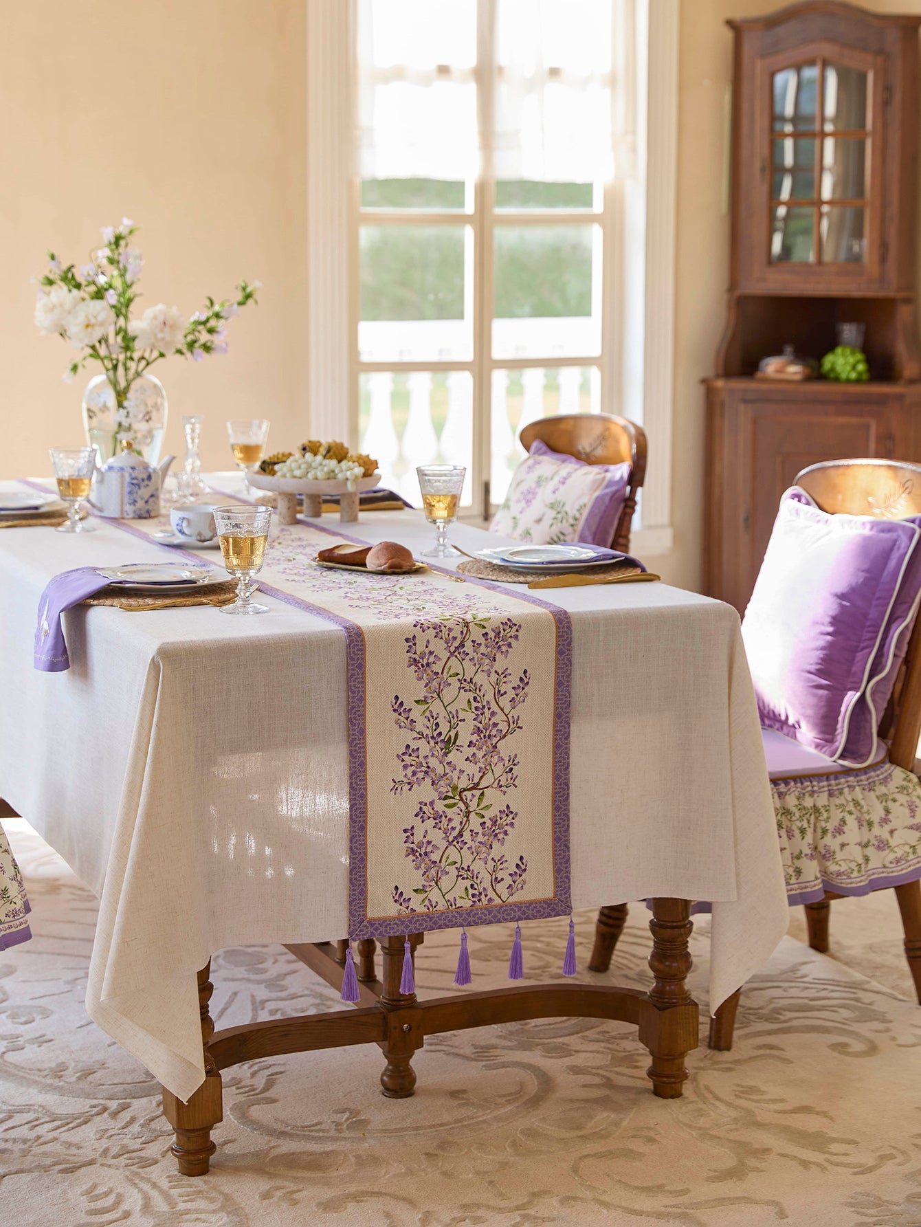Chinoiserie Purple Wisteria Floral Pattern Table Runner