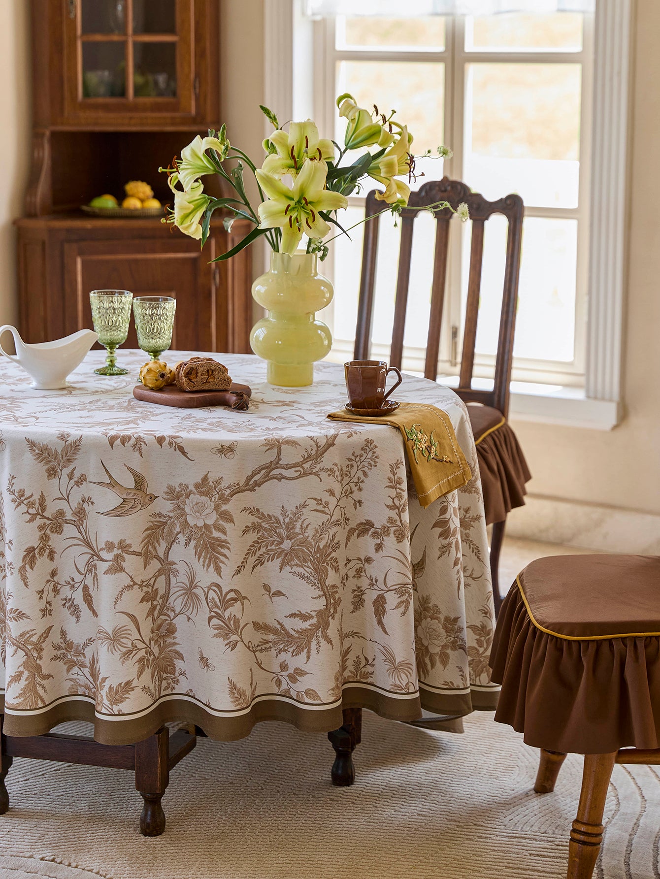 Chinoiserie Vine Splendor Floral Pattern Round Tablecloth