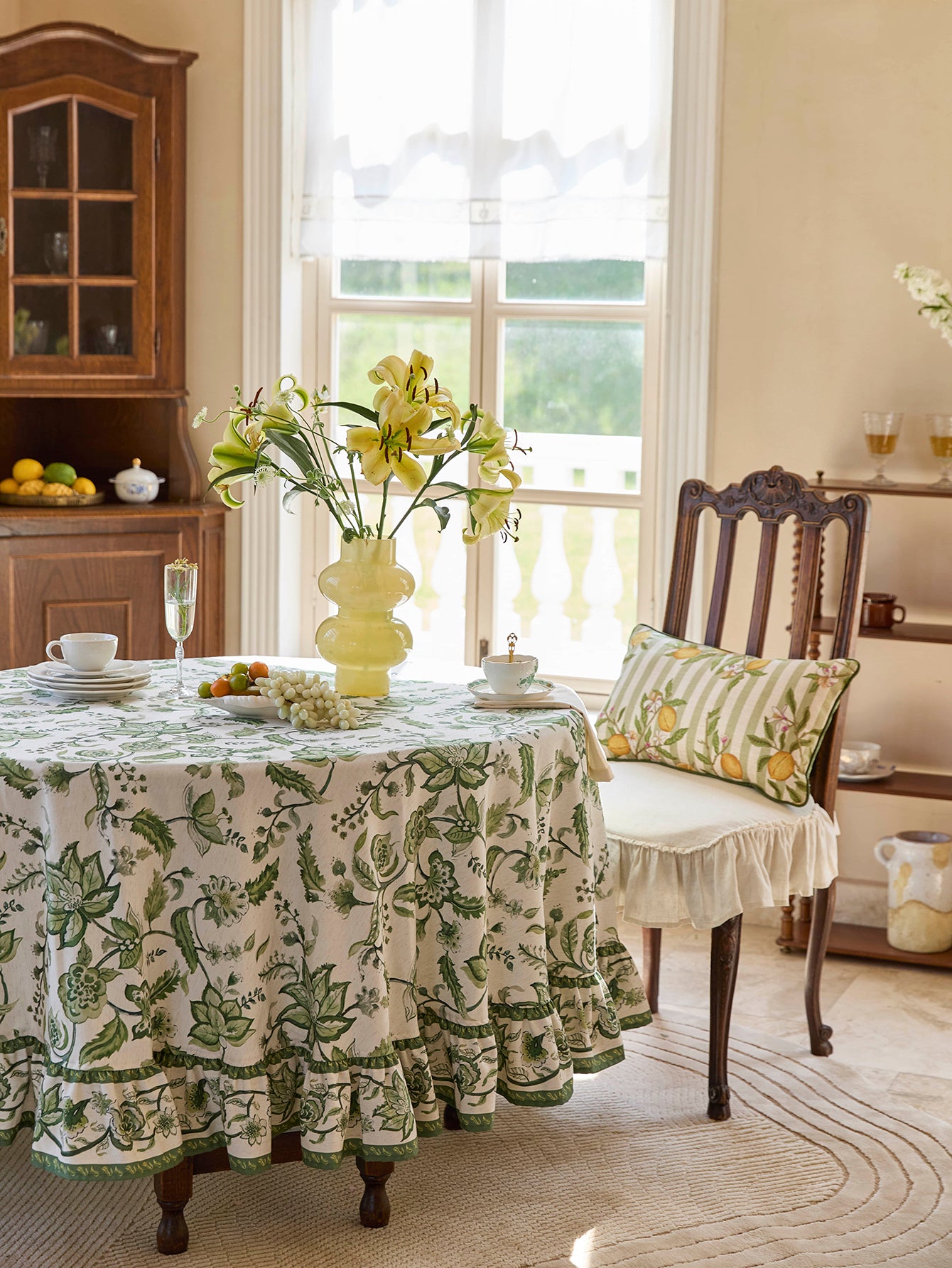 Chinoiserie Green Ruffle Spring Vines Pattern Round Tablecloth