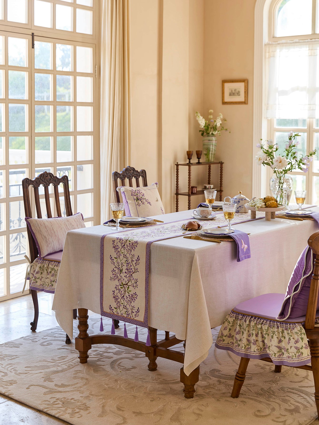 Chinoiserie Purple Wisteria Floral Pattern Table Runner