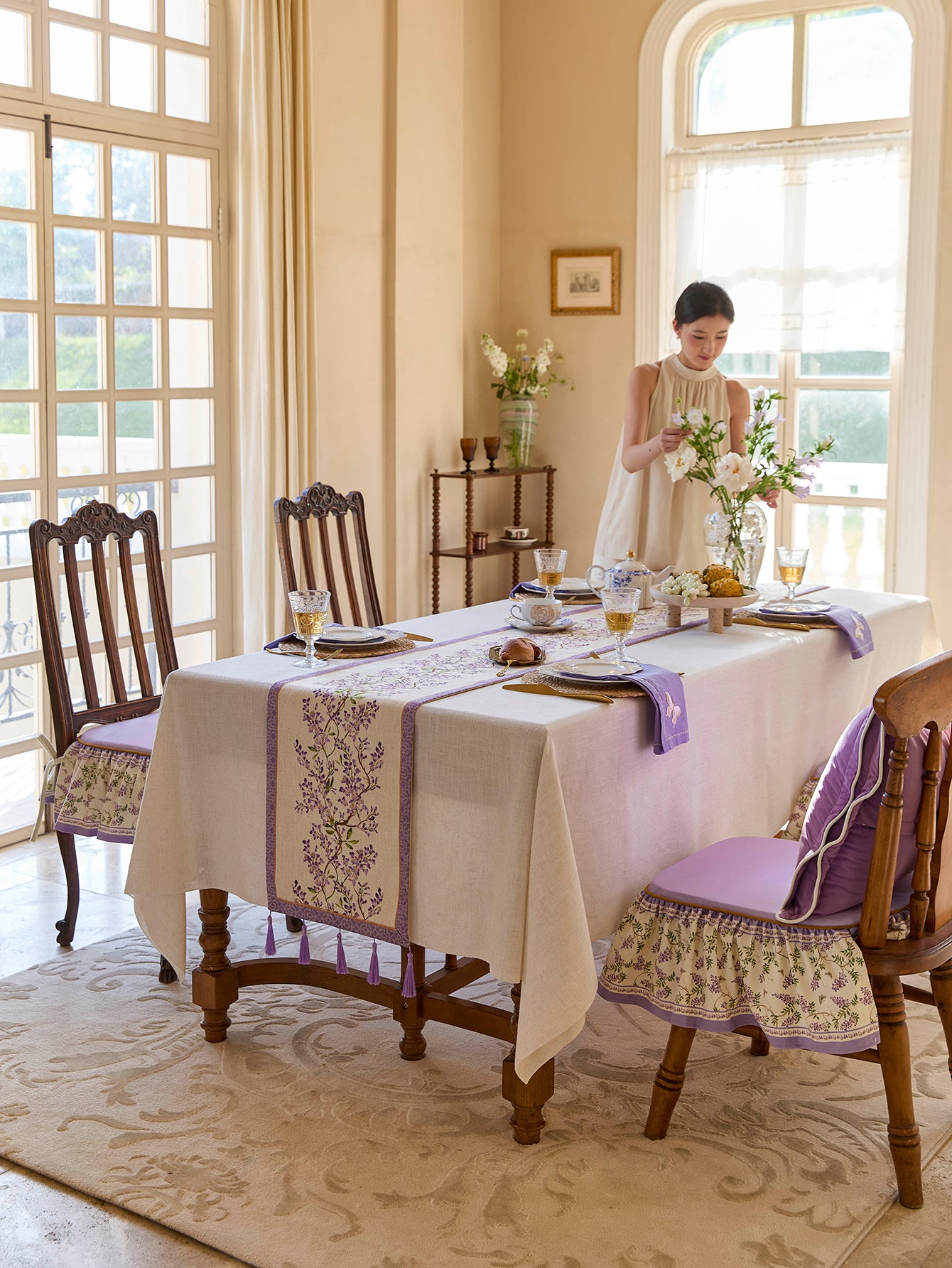 Chinoiserie Purple Wisteria Floral Pattern Table Runner