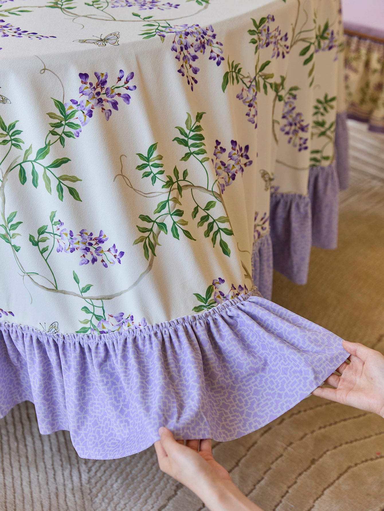 Chinoiserie Purple Ruffle Wisteria Floral Pattern Round Tablecloth