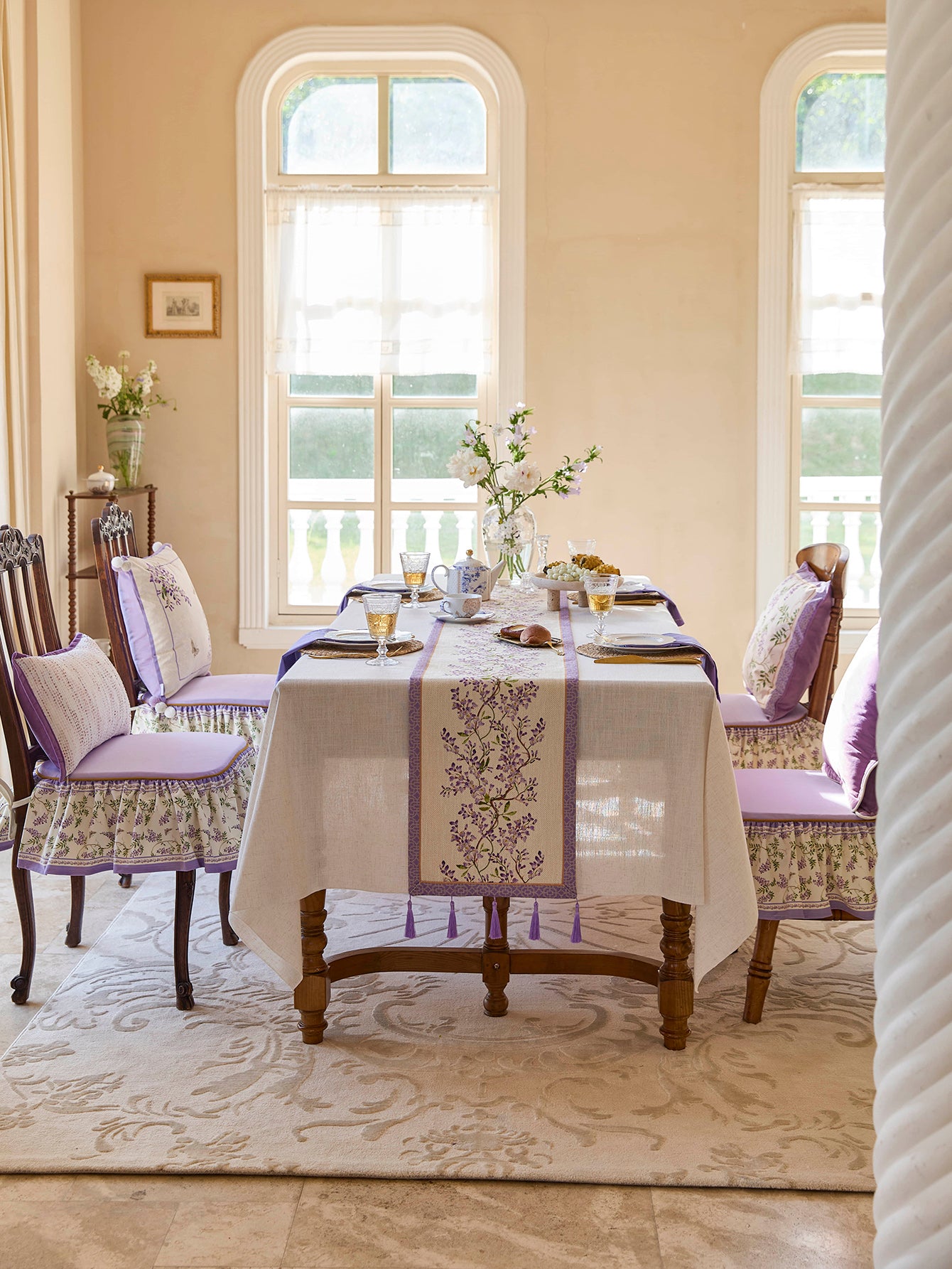 Chinoiserie Purple Wisteria Floral Pattern Table Runner