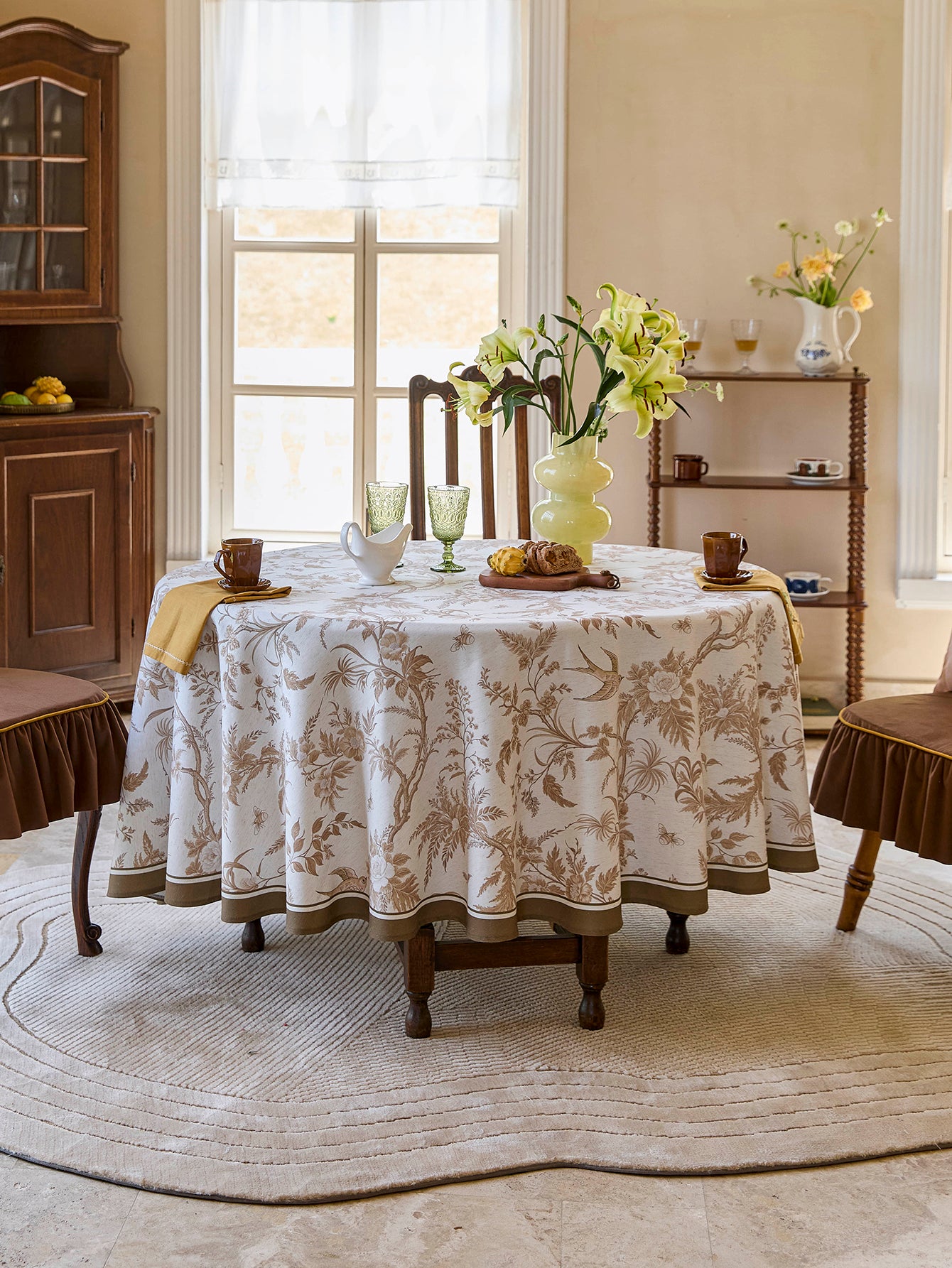 Chinoiserie Vine Splendor Floral Pattern Round Tablecloth
