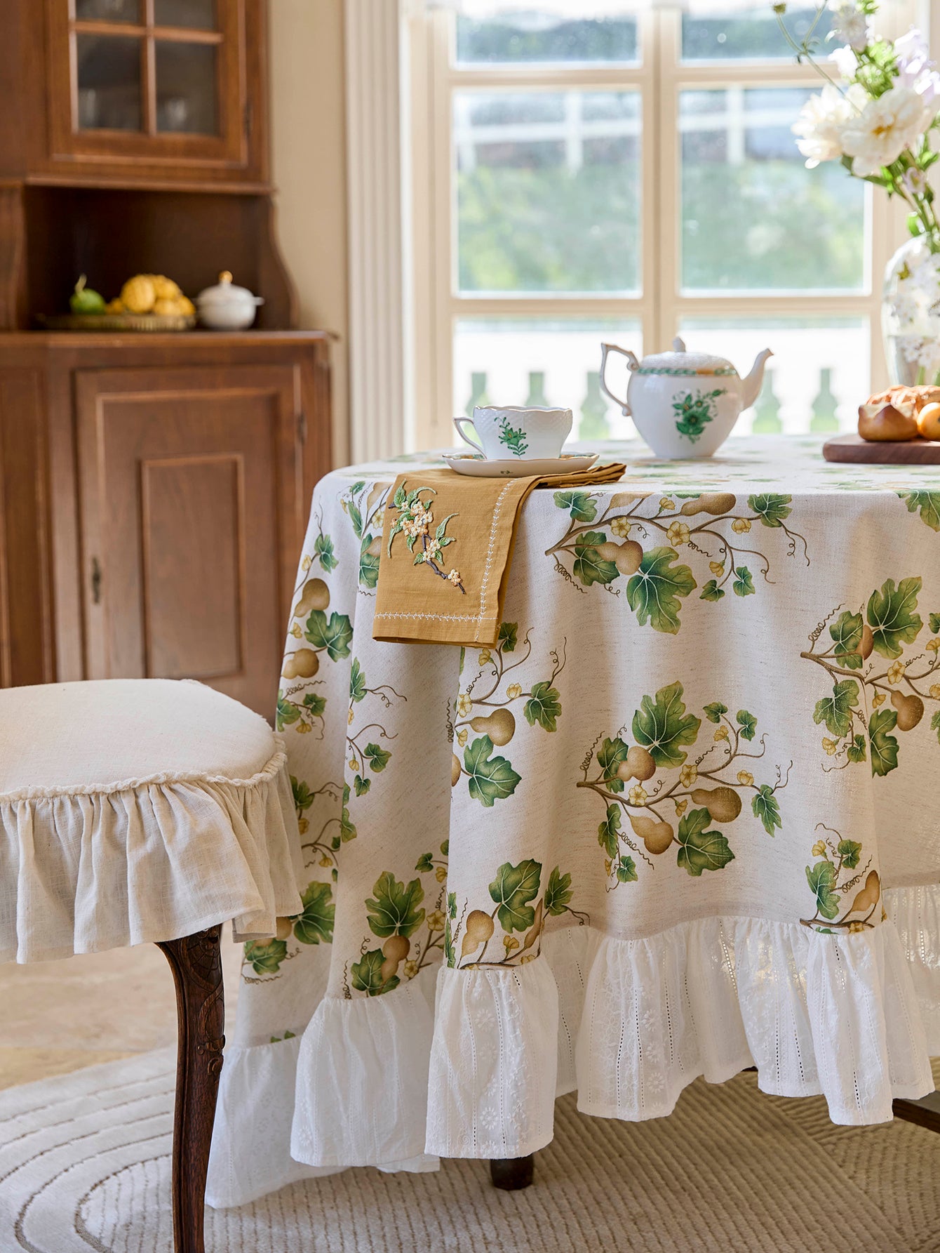 Chinoiserie Auspicious Gourd Vines Pattern Round Ruffle Tablecloth