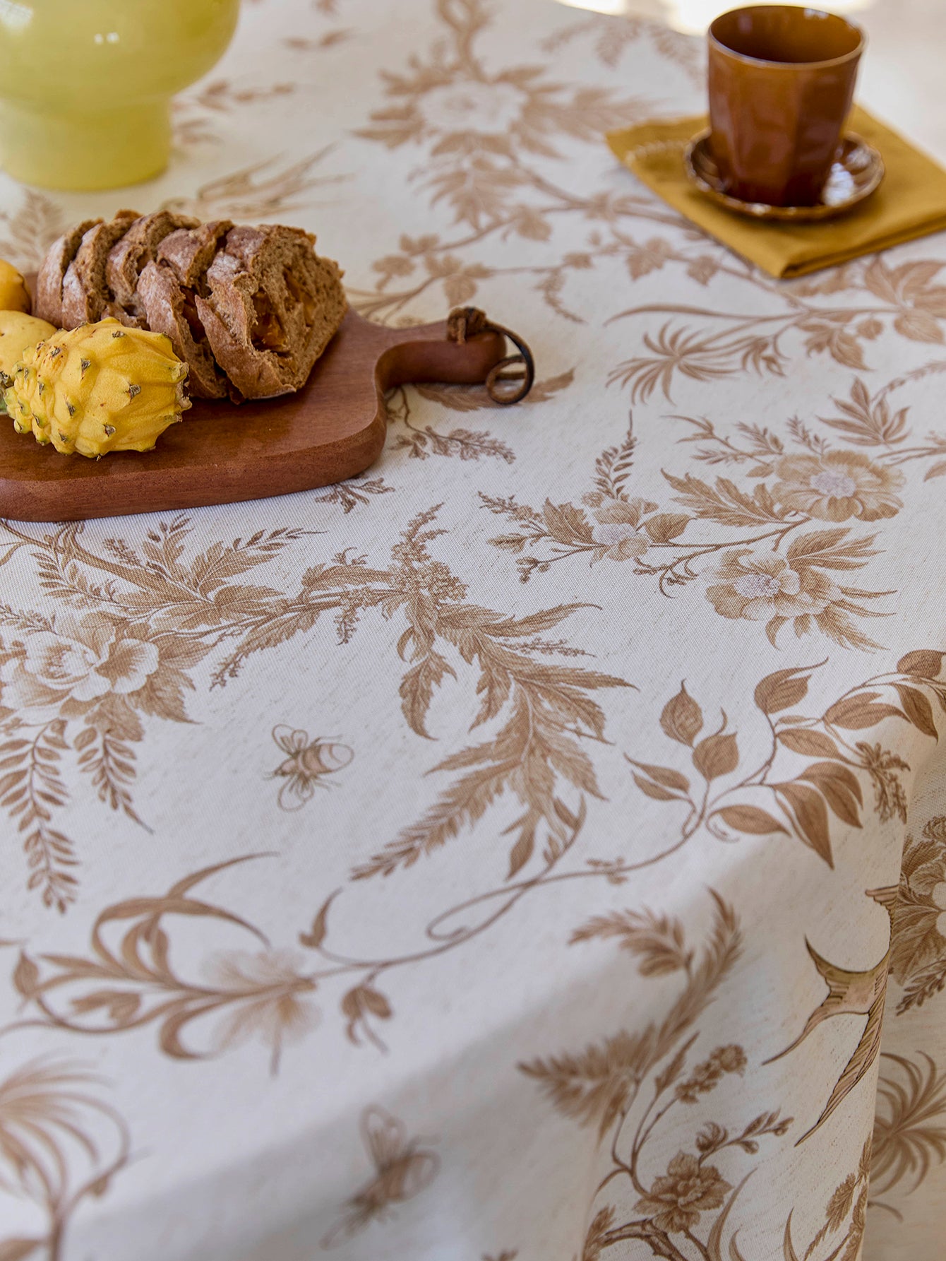 Chinoiserie Vine Splendor Floral Pattern Round Tablecloth