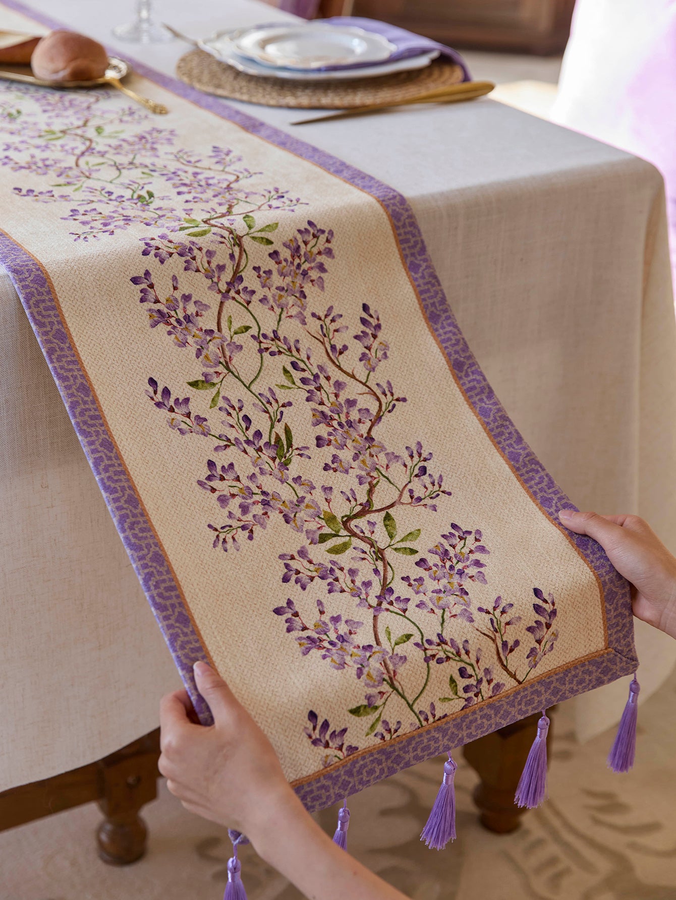 Chinoiserie Purple Wisteria Floral Pattern Table Runner