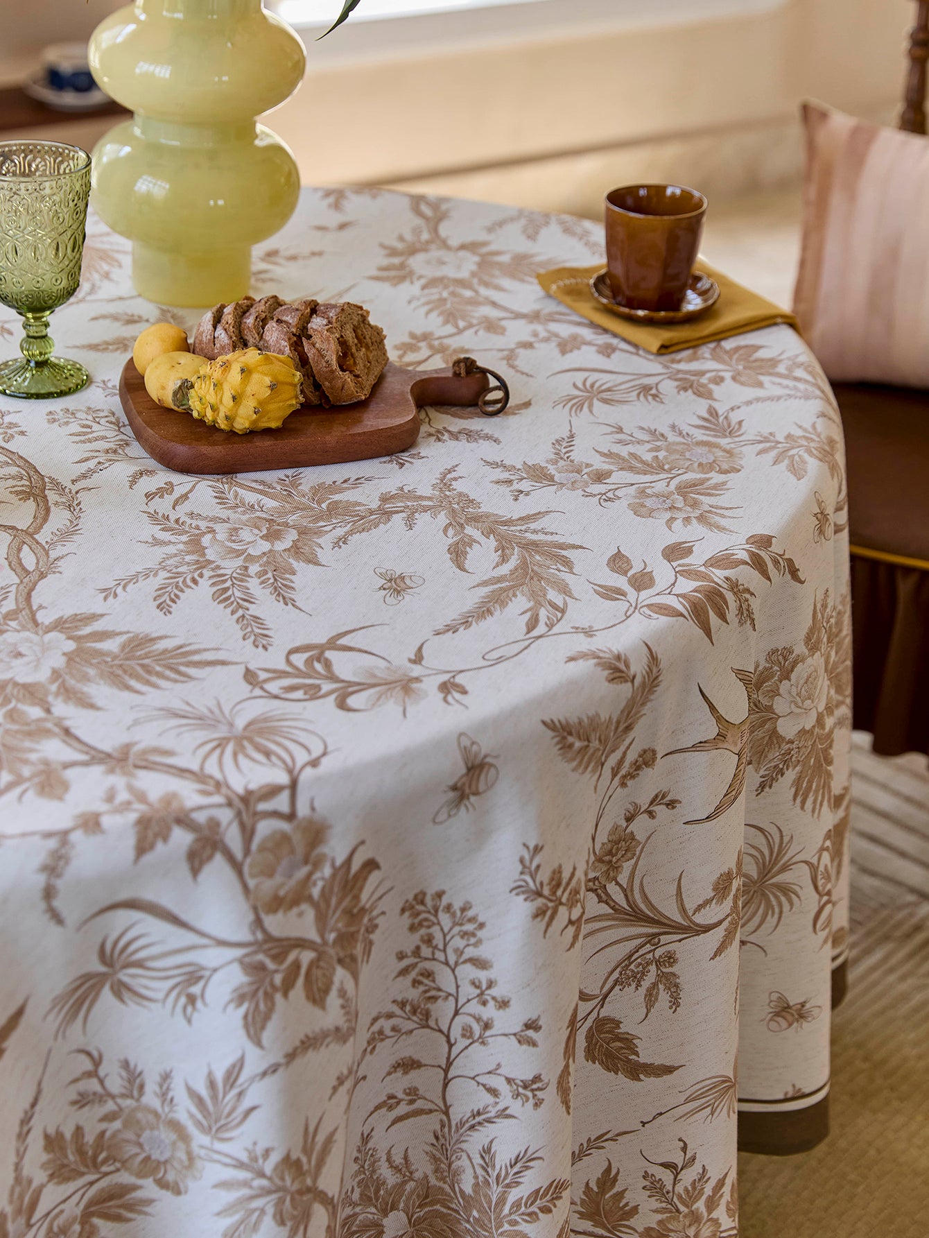 Chinoiserie Vine Splendor Floral Pattern Round Tablecloth
