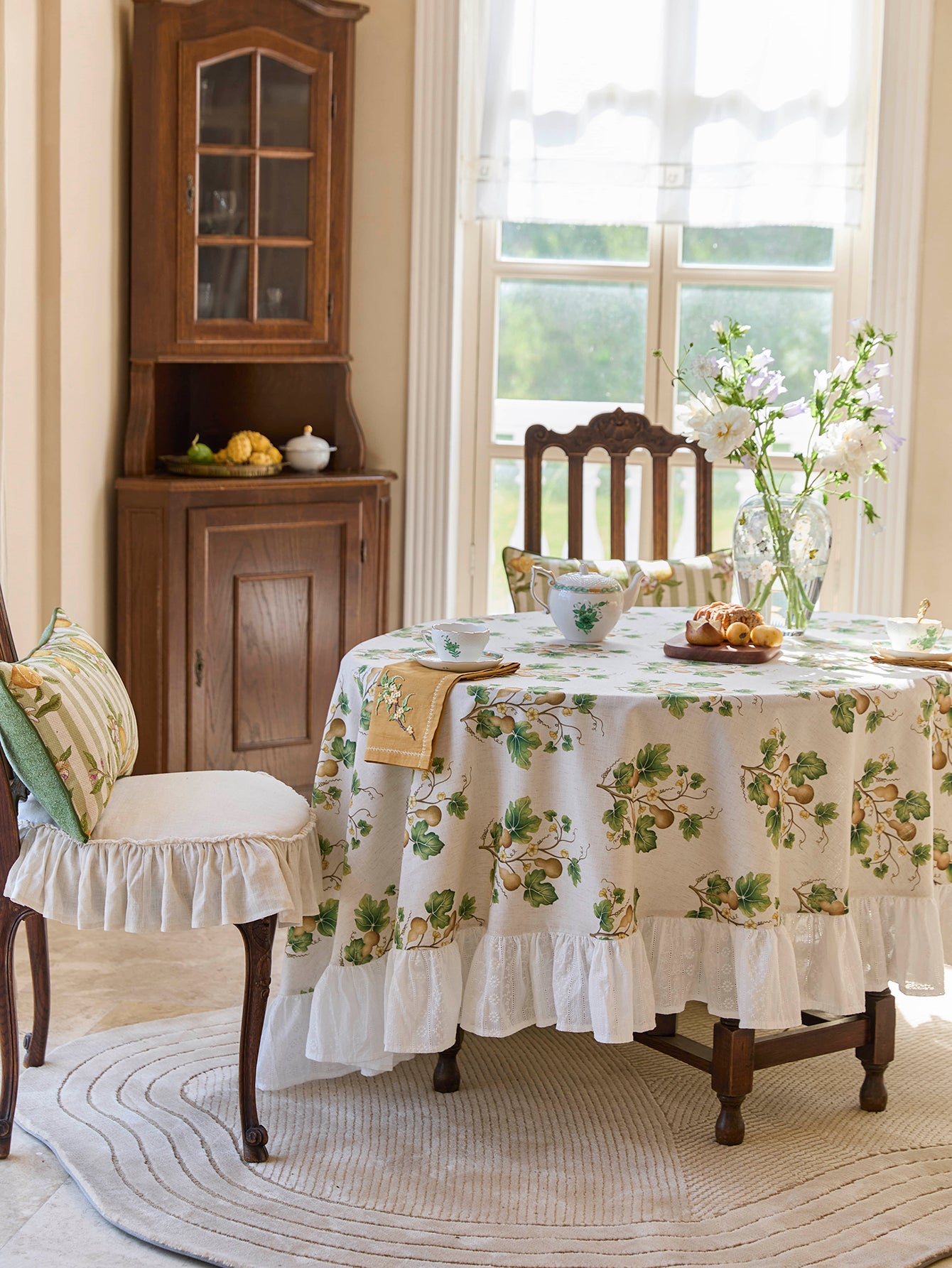 Chinoiserie Auspicious Gourd Vines Pattern Round Ruffle Tablecloth