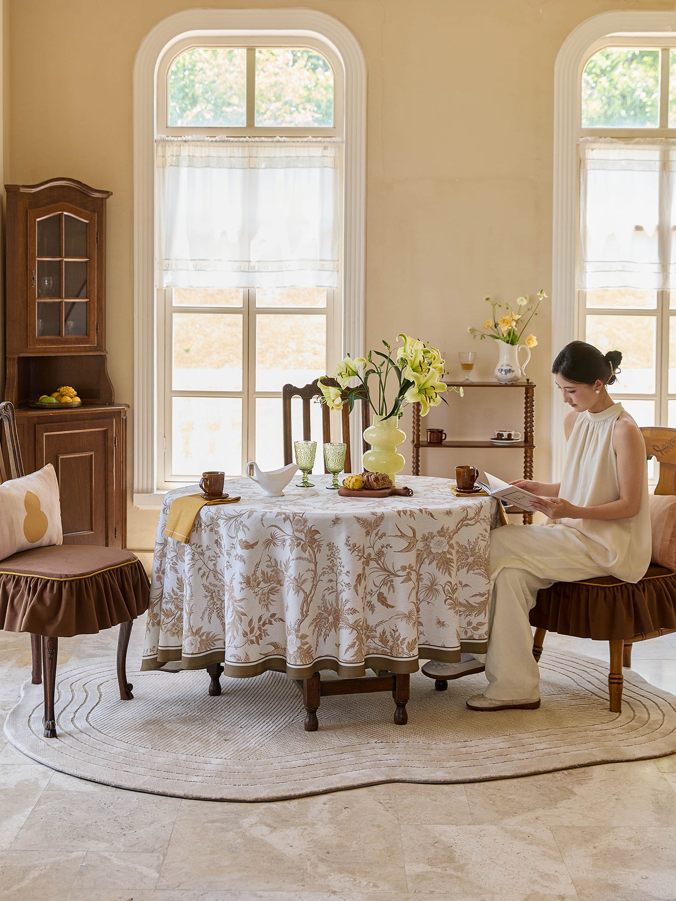 Chinoiserie Vine Splendor Floral Pattern Round Tablecloth