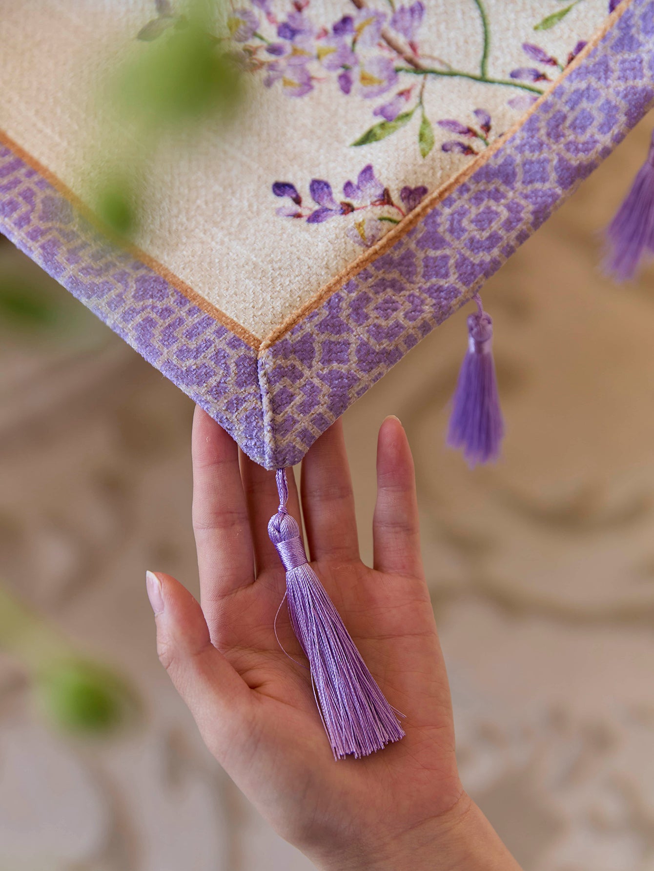 Chinoiserie Purple Wisteria Floral Pattern Table Runner
