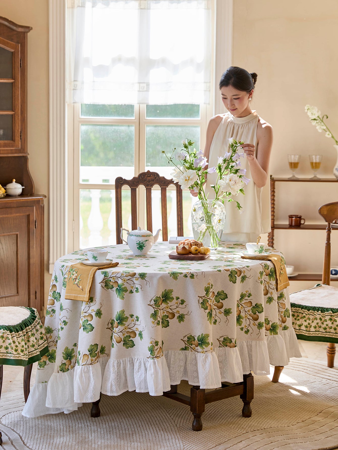 Chinoiserie Auspicious Gourd Vines Pattern Round Ruffle Tablecloth
