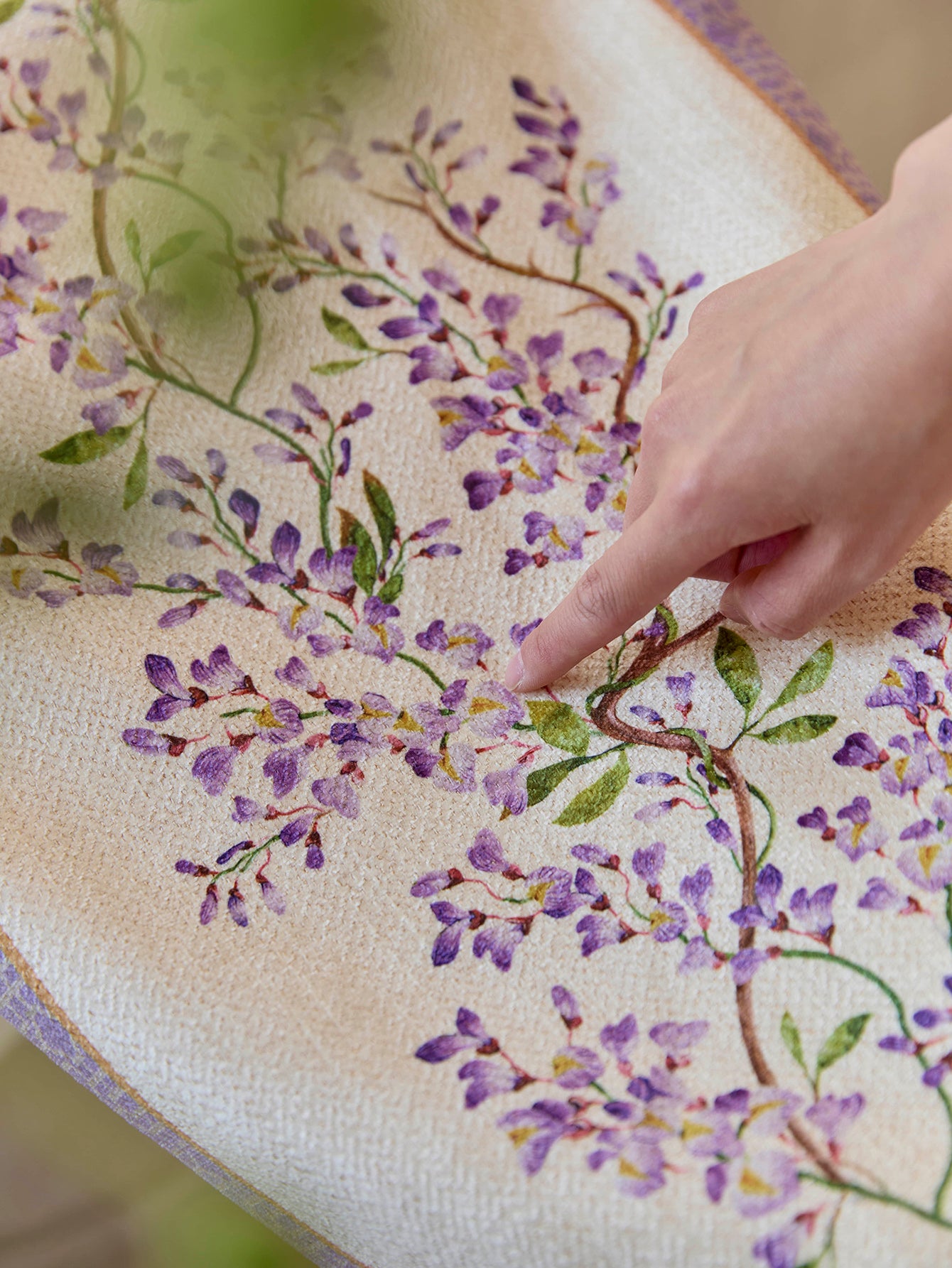 Chinoiserie Purple Wisteria Floral Pattern Table Runner