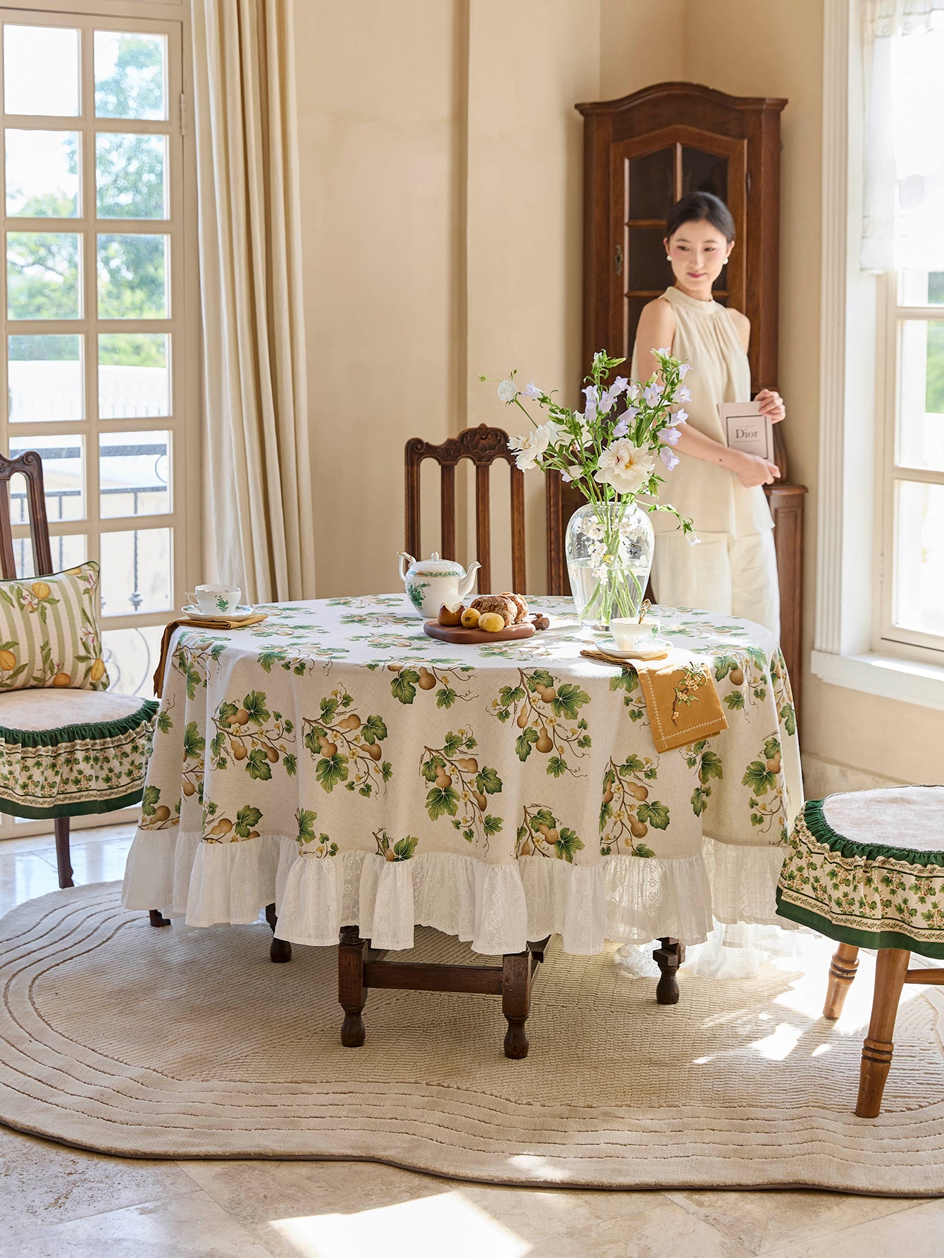 Chinoiserie Auspicious Gourd Vines Pattern Round Ruffle Tablecloth