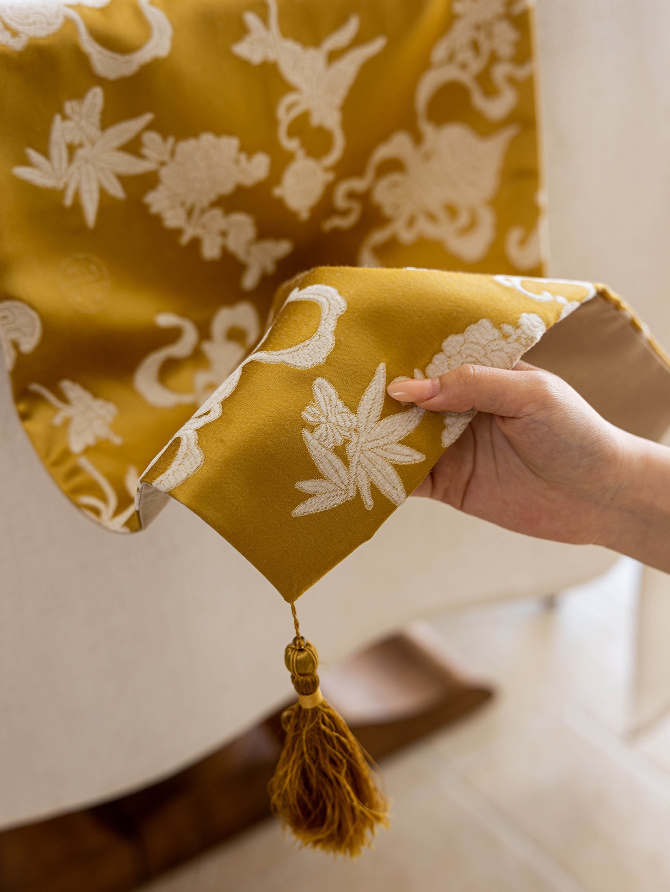 Chinoiserie  Fulu Mantang  Golden Jacquard Table Runner