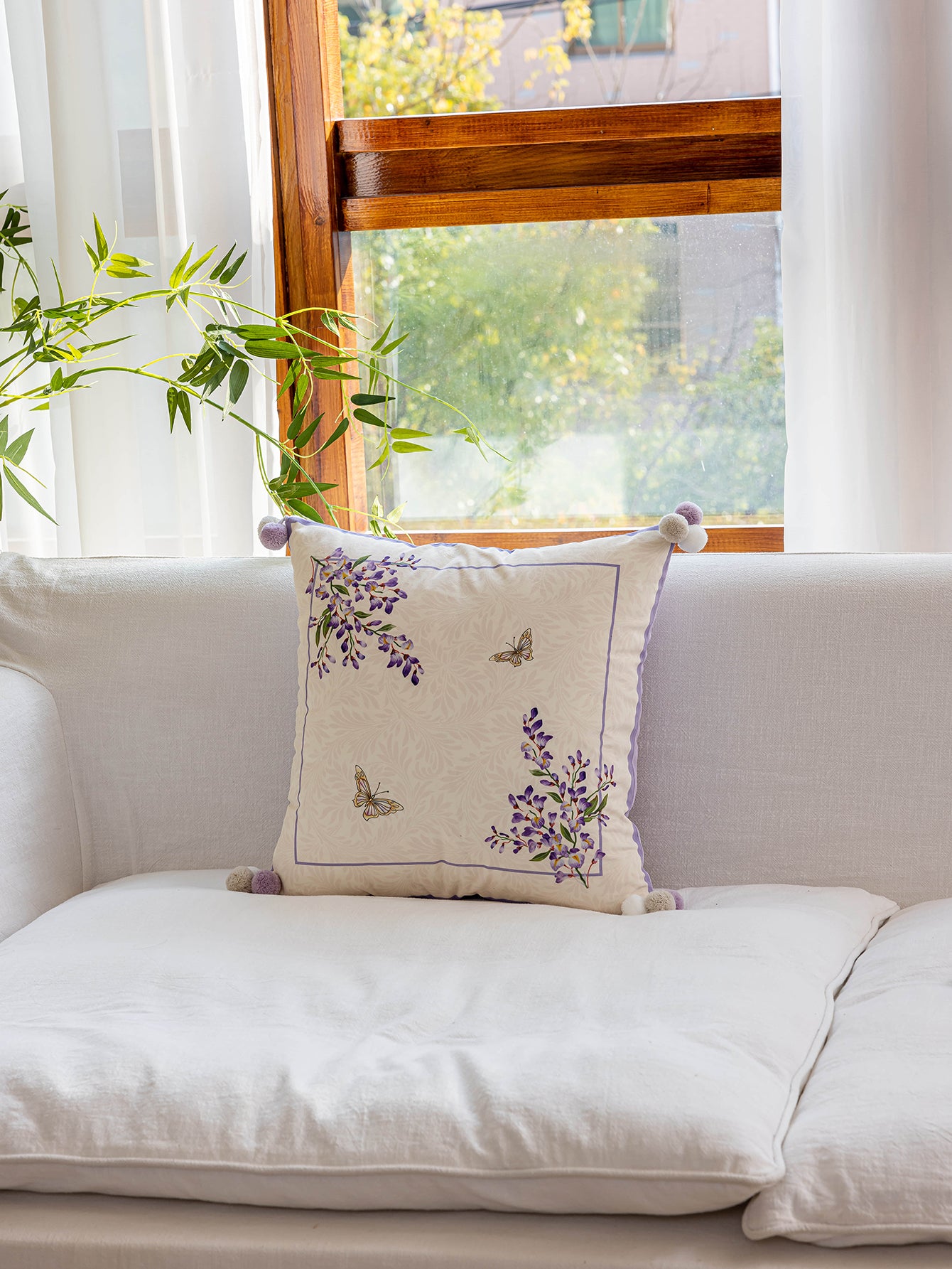 Chinoiserie Purple Wisteria Floral Pattern Throw Pillow with Tassels