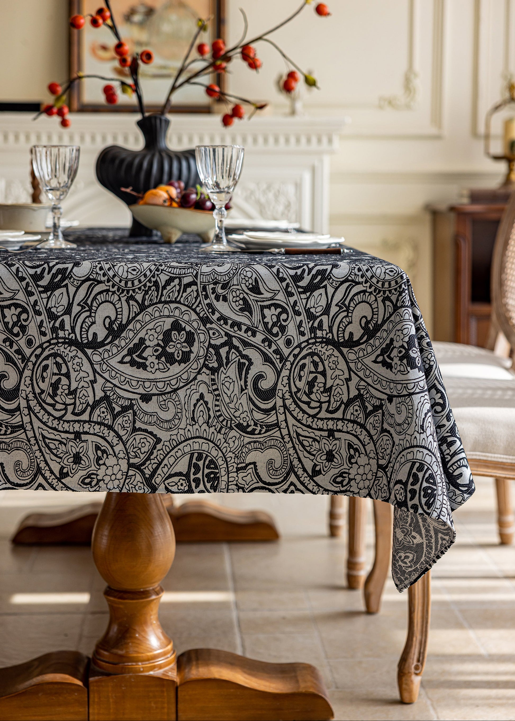 LaLuna Home Pearlescent  Jacquard  Tablecloth  - Black