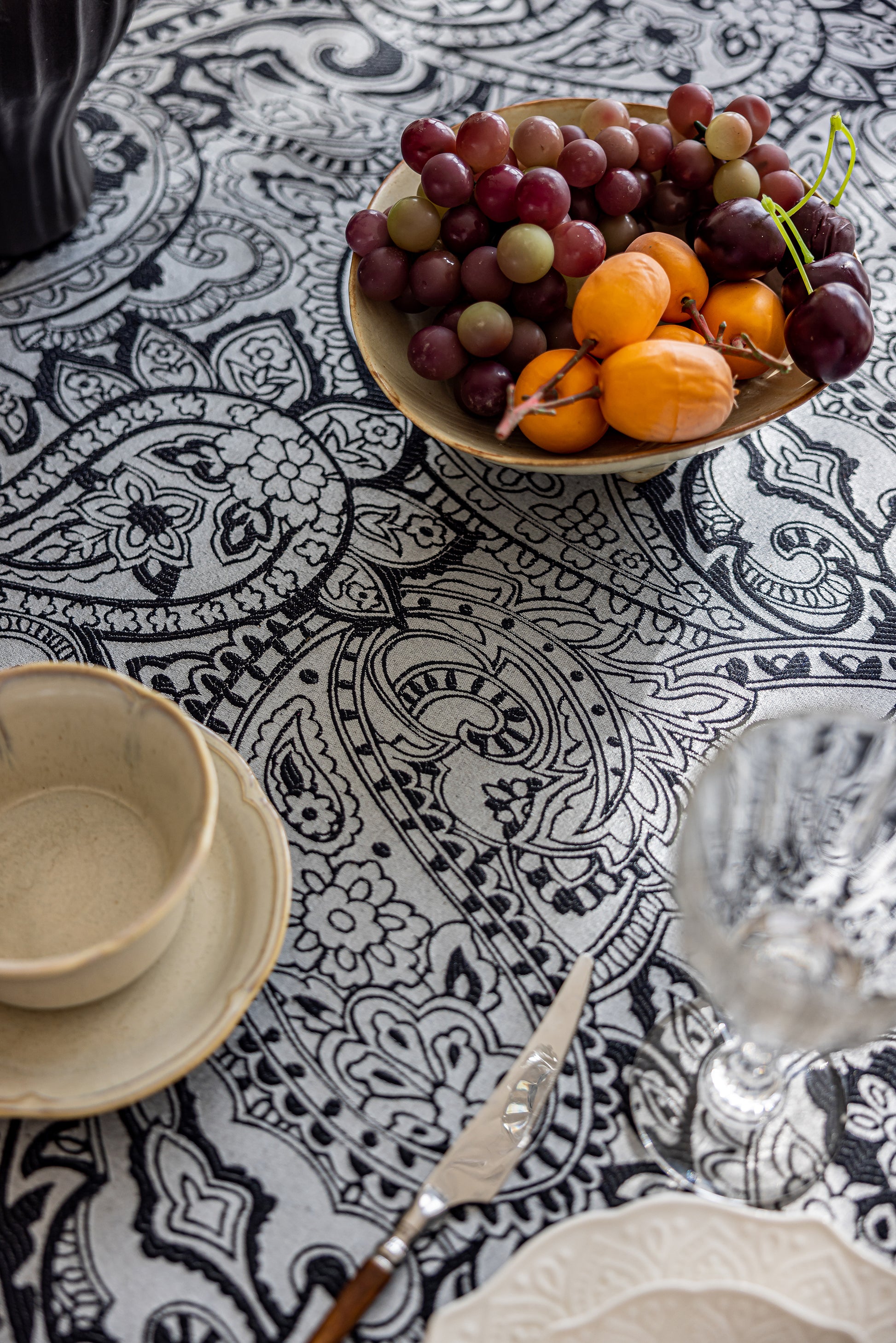 LaLuna Home Pearlescent  Jacquard  Tablecloth  - Black