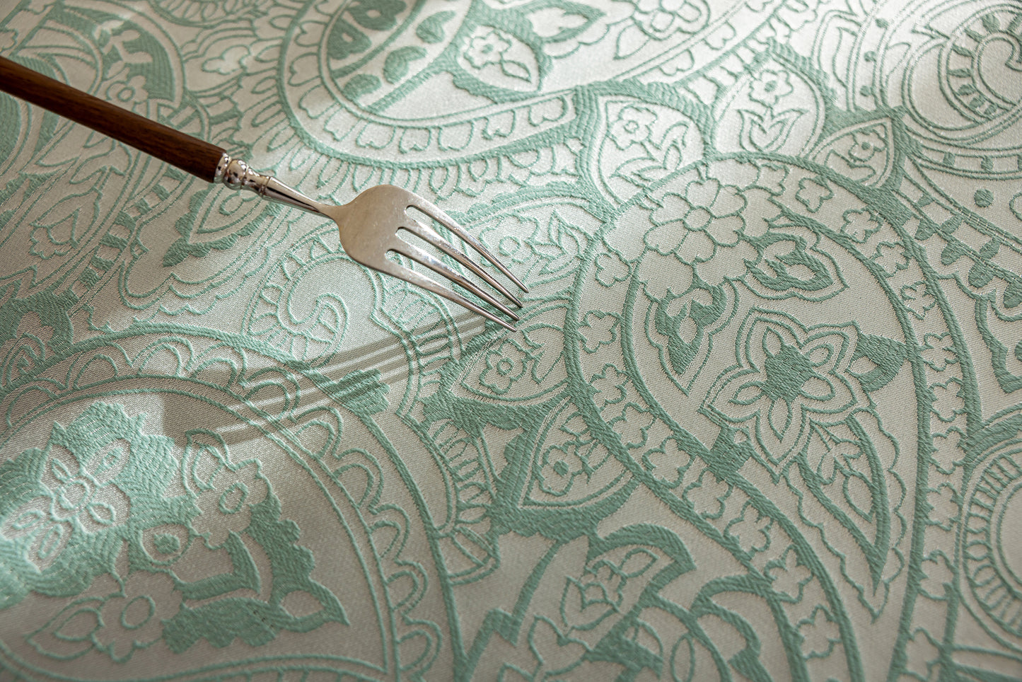 LaLuna Home Pearlescent  Jacquard  Tablecloth  - Green