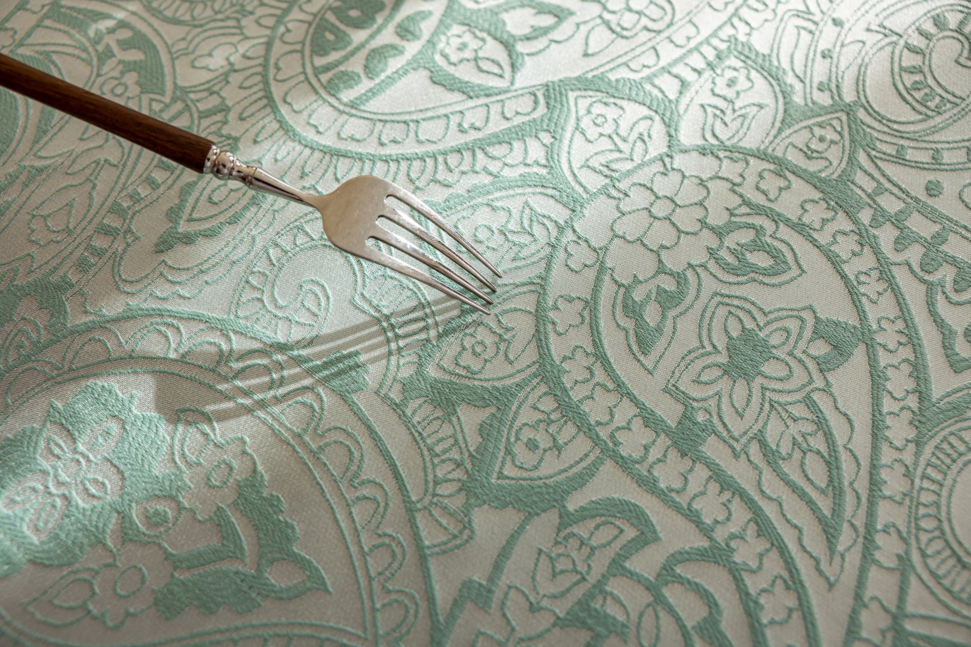 LaLuna Home Pearlescent  Jacquard  Tablecloth  - Green