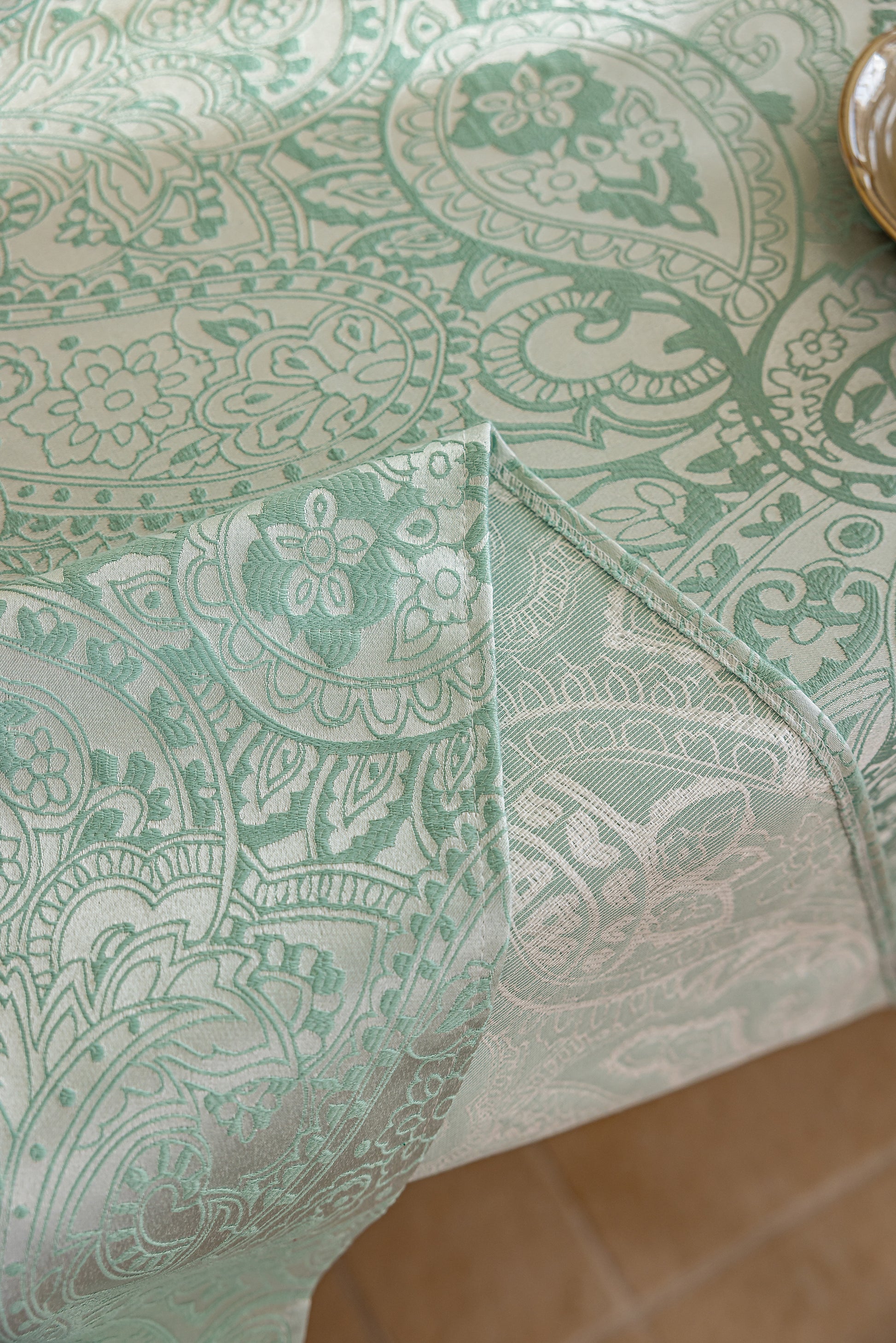 LaLuna Home Pearlescent  Jacquard  Tablecloth  - Green