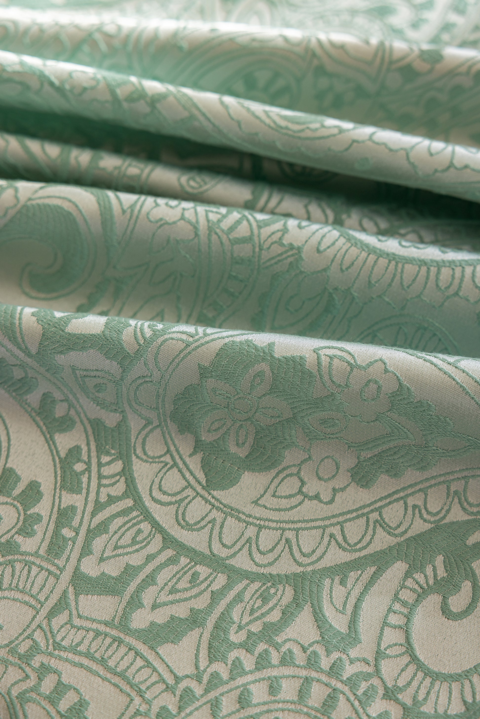 LaLuna Home Pearlescent  Jacquard  Tablecloth  - Green