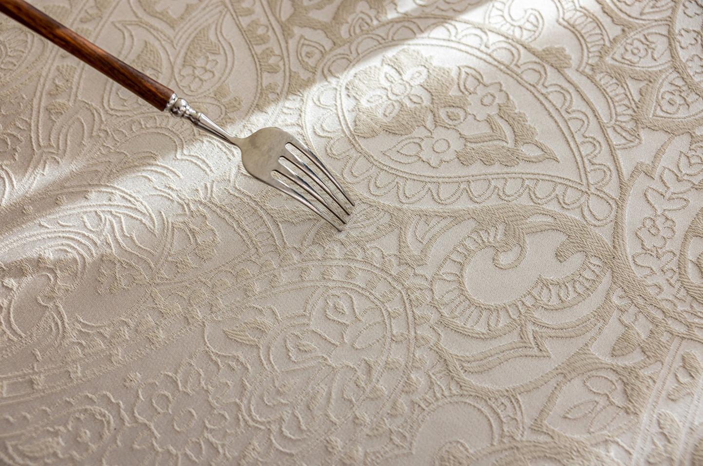 LaLuna Home Pearlescent  Jacquard  Tablecloth  - Ivory