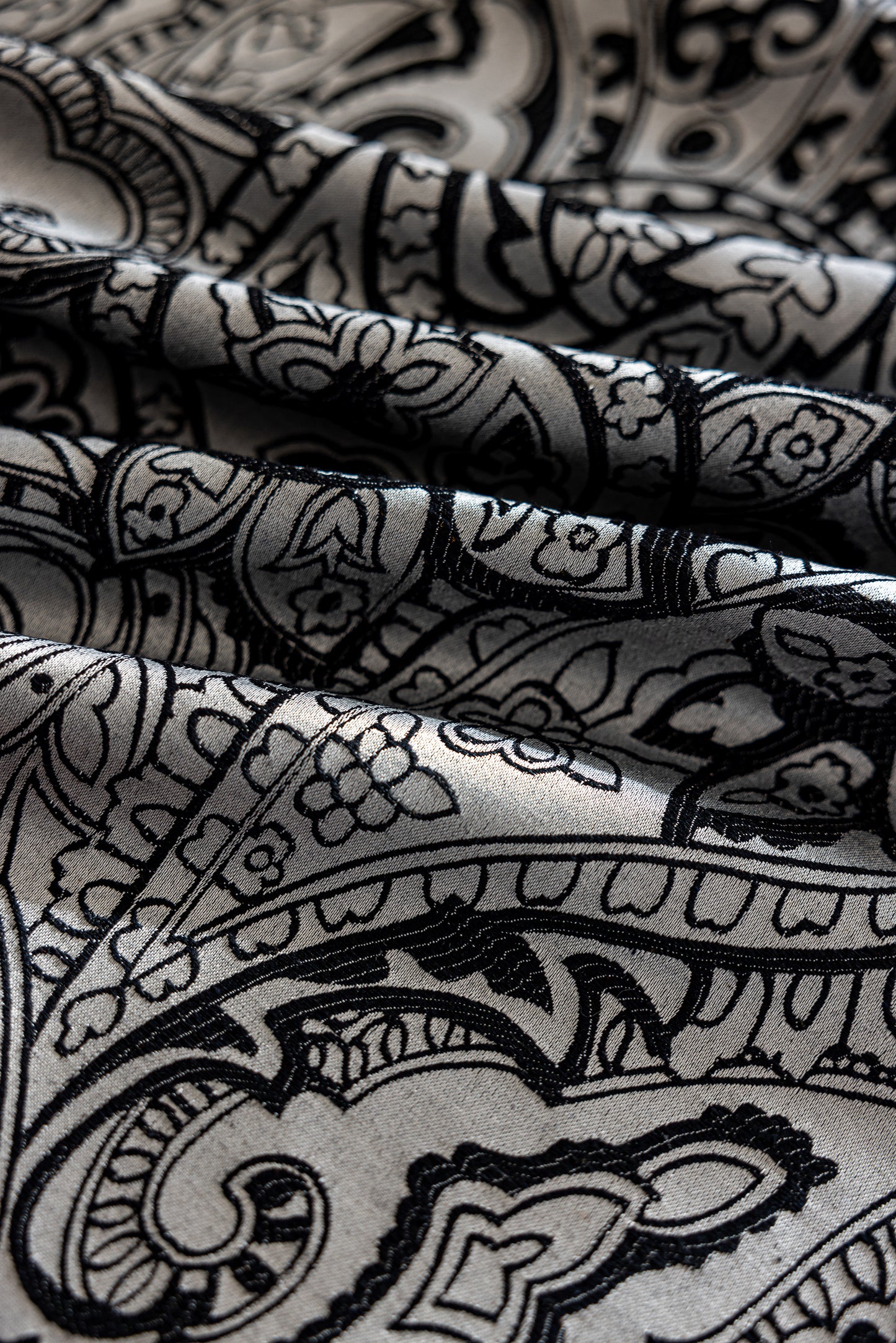 LaLuna Home Pearlescent  Jacquard  Tablecloth  - Black