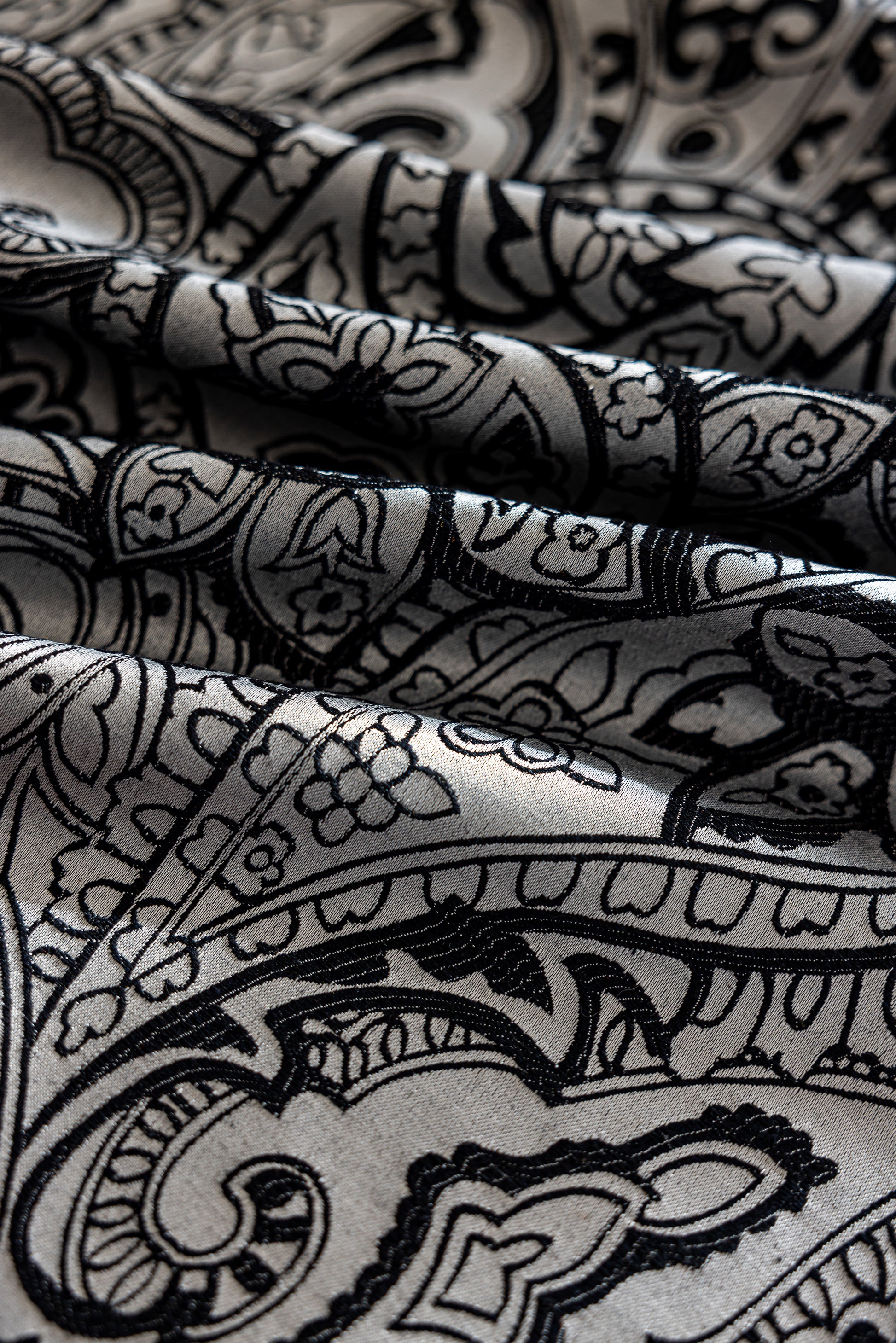 LaLuna Home Pearlescent  Jacquard  Tablecloth  - Black