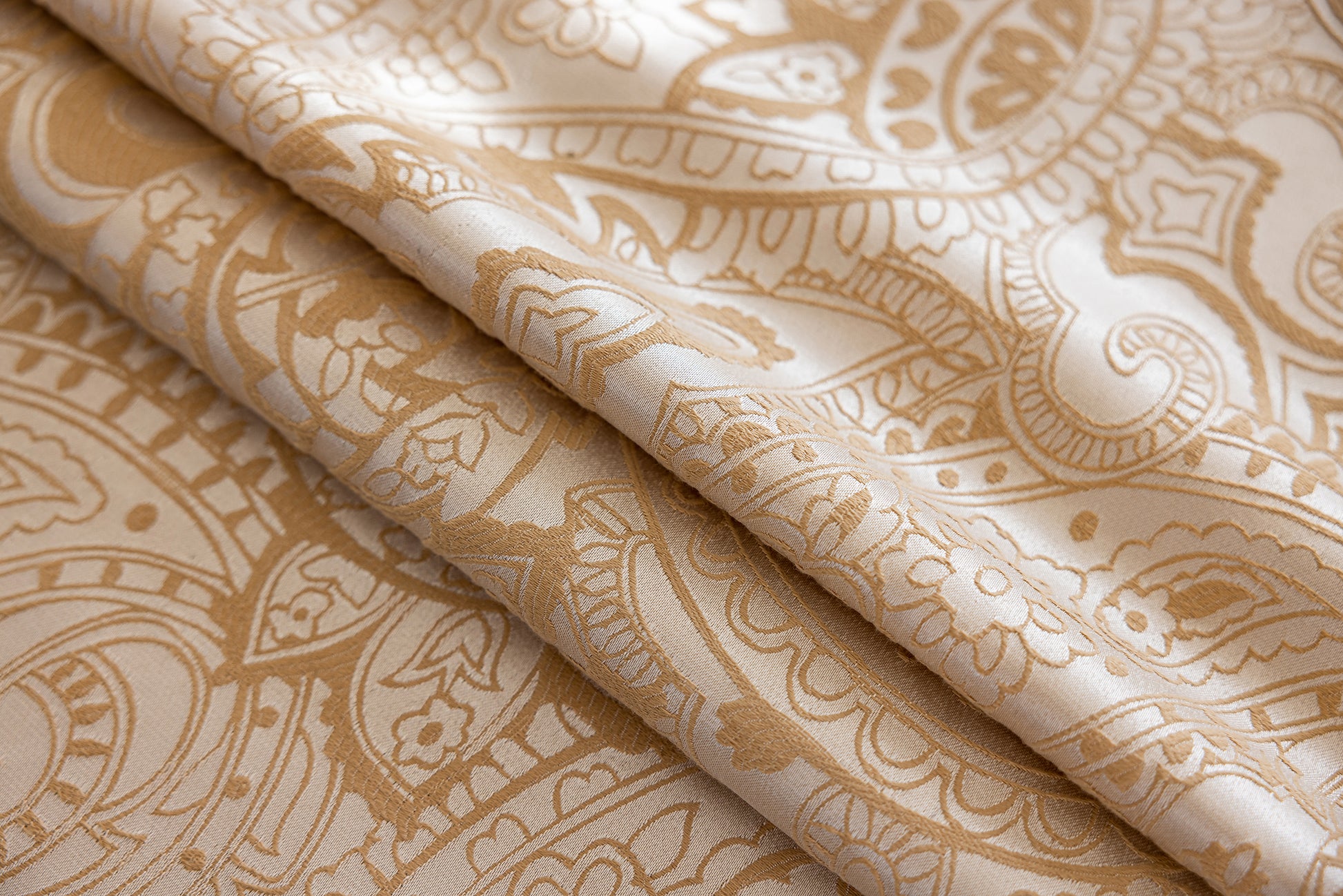 LaLuna Home Pearlescent  Jacquard  Tablecloth  - Beige