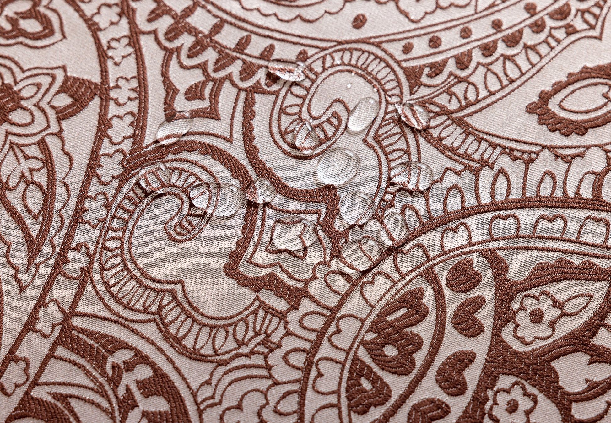 LaLuna Home Pearlescent  Jacquard  Tablecloth  -Coffee