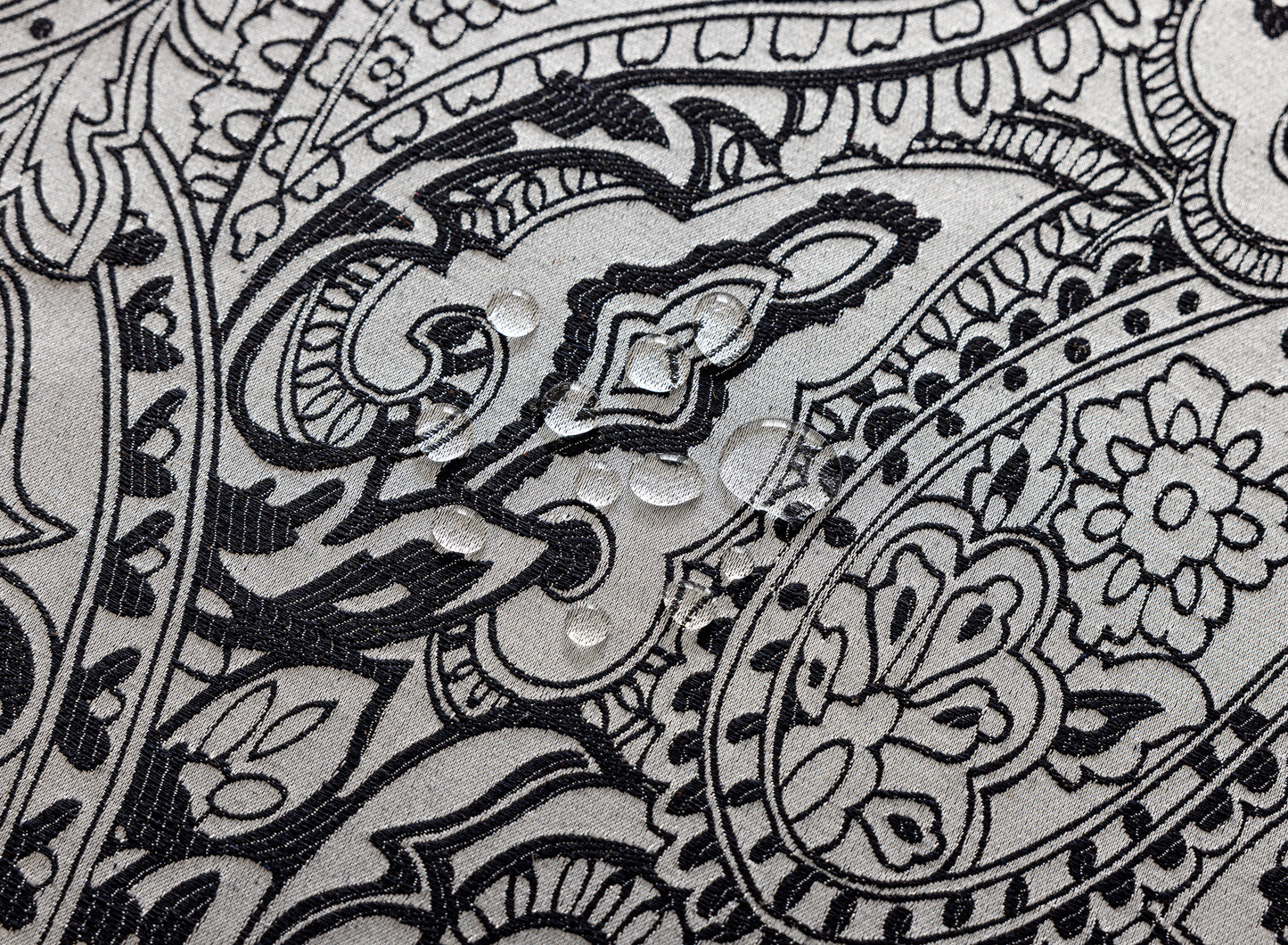 LaLuna Home Pearlescent  Jacquard  Tablecloth  - Black