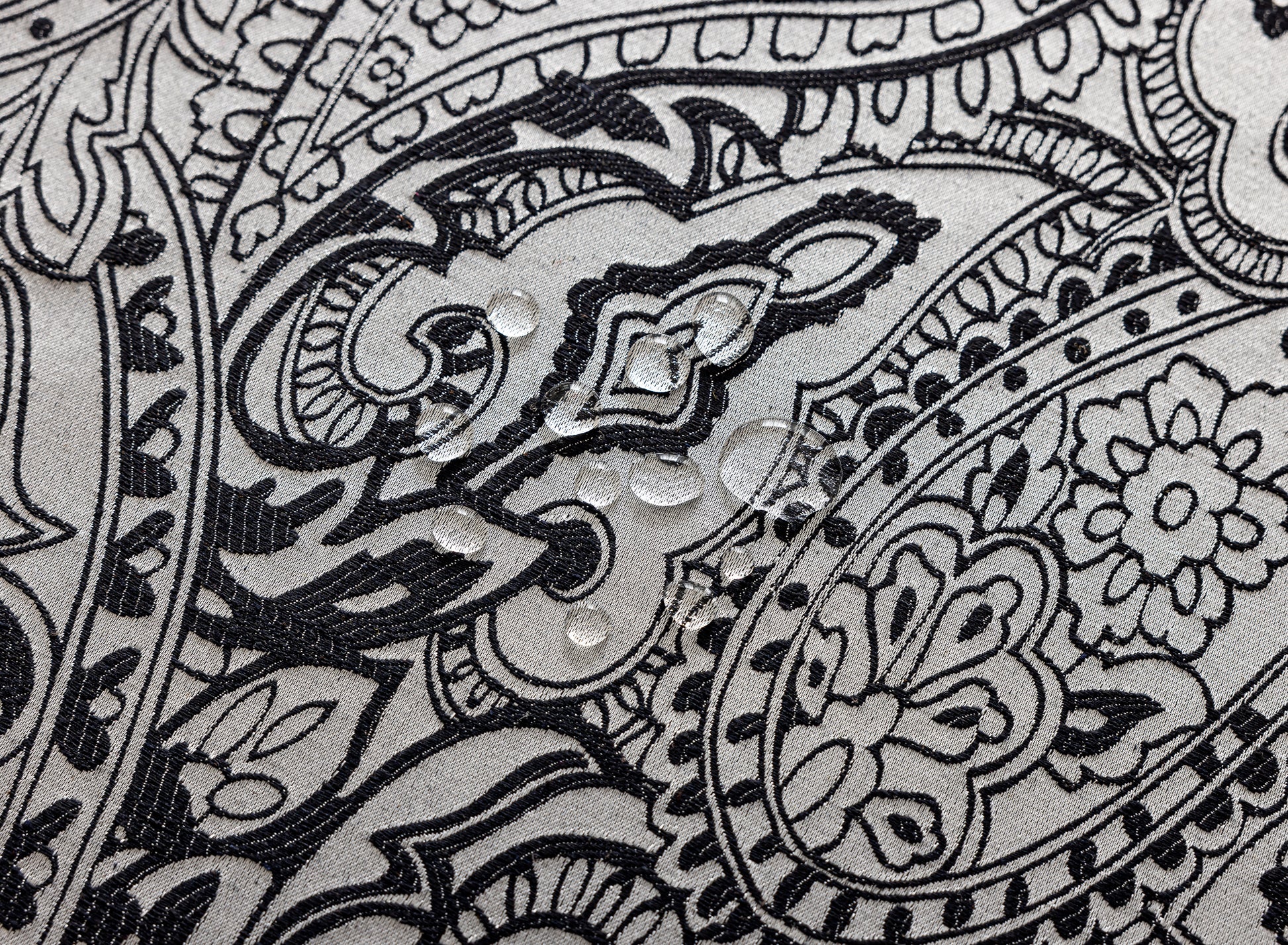 LaLuna Home Pearlescent  Jacquard  Tablecloth  - Black