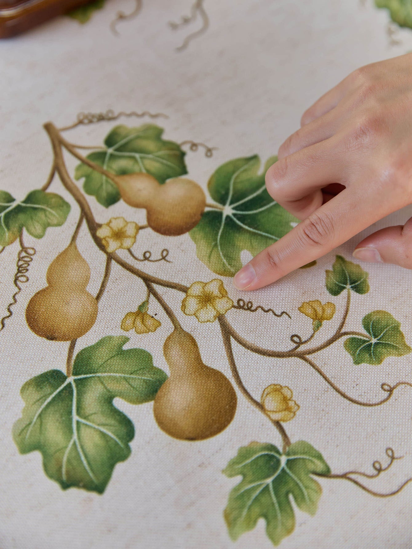 Chinoiserie Auspicious Gourd Vines Pattern Round Ruffle Tablecloth