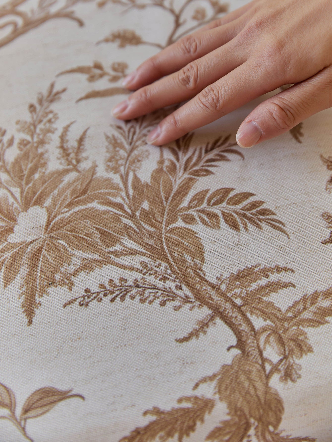 Chinoiserie Vine Splendor Floral Pattern Round Tablecloth