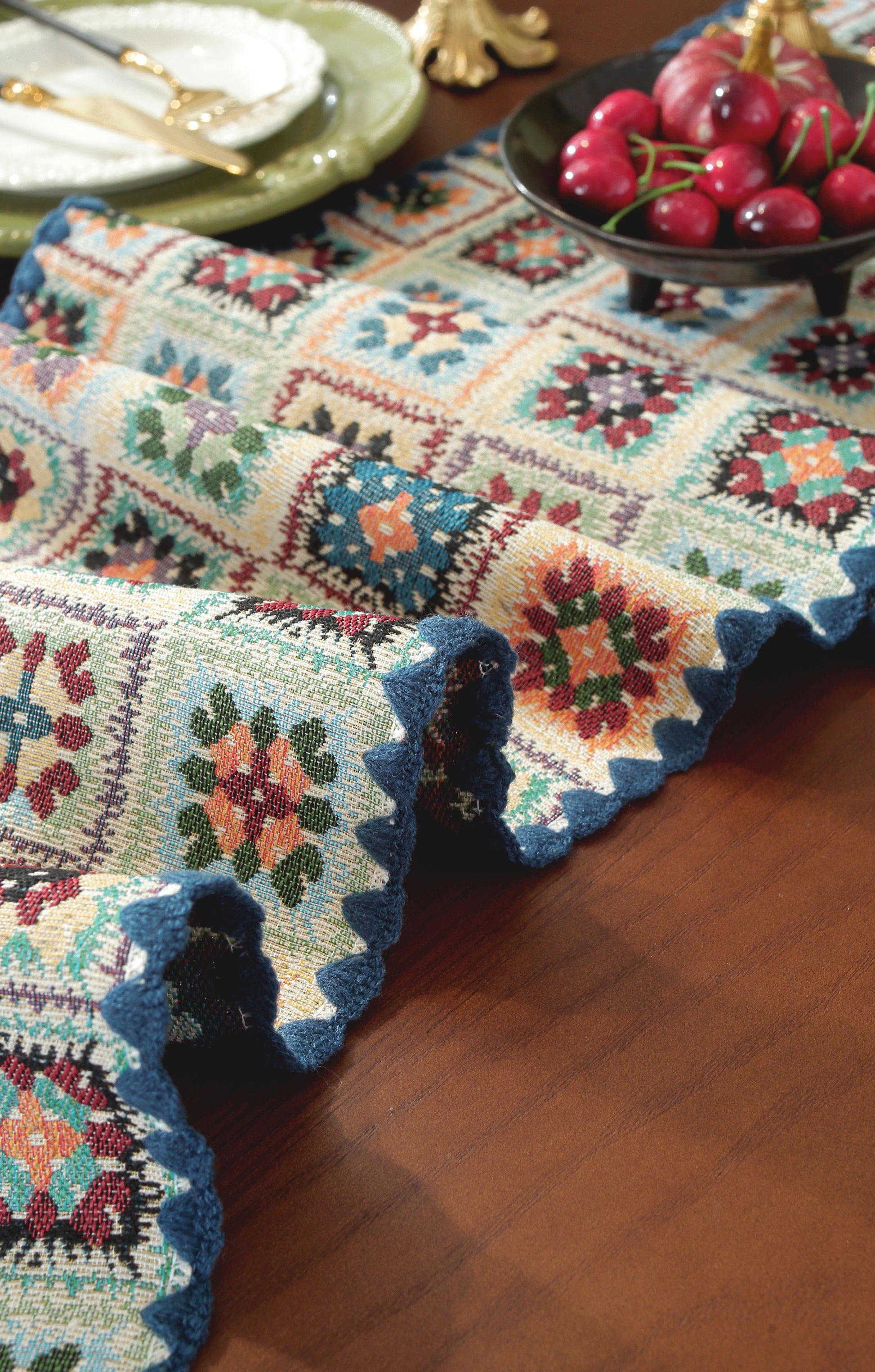 LaLuna Home Chunjiang Town Floral Jacquard Table Runner with Shell Trim - Blue Crochet Pattern 35*300cm / 14*118in
